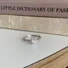 Anel Quadrado com Diamantes Brilhantes Novo Estilo para Mulheres, Pequeno Anel Cubo de Açúcar, Anel Liso Versátil para Dedo Indicador de Luxo Leve para Mulheres, Anel com Design de Nicho