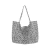 Bolsa de lona com estampa de leopardo de grande capacidade para mulheres, bolsa tote de ombro moderna e estilosa, bolsa de axila casual e leve, bolsa transversal