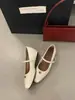 Zapatos Mary Jane de estilo francés para aumentar la altura 2025, zapatos de mujer vintage de camelia, zapatos de tacón cuadrados para la noche, zapatos pequeños de cuero con una correa y hebilla