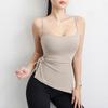 Terno de ioga plissado unilateral nu Top esportivo slim-fit com fendas em ambos os lados Terno de fitness de nicho para mulheres