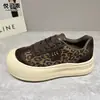 Sapatos de Couro Genuíno Estampa de Leopardo com Solado Grosso Femininos 2026 Chegada Nova de Outono Sapatos de Cabeça Grande Estilo Coreano Versáteis Sapatos Casuais Sapatos Femininos da Moda