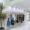 Simples Prateleira de Parede Prata para Exposição de Roupas de Chão Celebridade da Internet INS Loja de Roupas Femininas Prateleira Lateral para Exposição de Roupas
