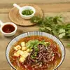 Esta sopa de fideos de sangre de pato es increíblemente deliciosa, con un sabor rico, salado y fragante.. Está repleto de ingredientes, lo que lo convierte en un plato verdaderamente satisfactorio y apetitoso con un delicioso regusto persistente.