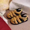 Sapatos Gaiola de Porco com Solado Grosso, Sapatos Femininos Versáteis de Camurça Fosca Retrô, Novo Estilo Verão 2025, Sandálias Femininas Fofas e Peculiares com Biqueira Fechada