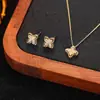 Collar para Mujer, Collar con Pendientes de Trébol de Cuatro Hojas Full Diamond, Diseño de Nicho, Conjunto de Moda de Lujo Ligero con Temperamento al por Mayor para Mujer