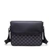 Nova Bolsa de Ombro Crossbody Bolsa Masculina Casual Xadrez Coreano Bolsa Esportiva de Couro Distintivo Elegante Pequena Mochila