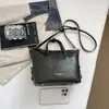 2026 Nuevo Bolso Almohada Boston Estilo Maillard para Mujer Bolso de Mano Retro Bolso de Hombro Cruzado Decoración de Bola de Pelo para Viajes Diarios