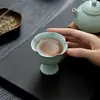 Xícara Mestra de Cerâmica Azul e Branca Estilo Dinastia Tang e Song com Borda em Forma de Flor e Pé Alto, Adequada para Uso Doméstico, Xícara Única para Degustação de Chá, Xícara de Design Simples