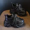 Zapatos de Padre de Cuero Genuino con Suela Gruesa Yierkang para Mujer Modelo Nuevo 2025 Zapatos que Aumentan la Altura para Mujeres Bajitas Zapatos Deportivos Casuales de Primavera