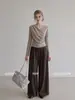 Camiseta de manga larga con cuello en V cruzado y color avena estilo francés AUDIST para mujer, colección otoño 2026, adecuada tanto para llevar sola como debajo de otra prenda, top elegante