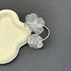 Pulsera de diseño de moda transfronteriza de Amazon con diseño floral y puño abierto para mujer, con un estilo urbano único y líneas caladas