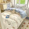 Juego de tres piezas para dormitorio de estudiante universitario, algodón puro, nuevo diseño de dibujos animados 2025, sábana plana, funda de edredón, sábana bajera, ropa de cama