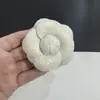 Casa de la Suerte Niña con 6.6cm de Alto Gama Viento Fragante Pequeño Flor Gruesa NI Súper Formada Flor de Camelia con Broche