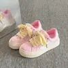 Zapatillas de estudiante con estrellas para mujer 2026 nuevas primavera/verano suela gruesa ligeras blancas zapatos ins de moda nicho casuales