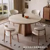 Mesa de comedor extensible estilo moderno de mediados de siglo con diseño versátil redondo o cuadrado y base de mimbre; un juego de mesa y sillas de comedor retro para uso doméstico