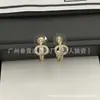 Nuevos Pendientes Doble C Inspirados en Chanel para Mujer, Pendientes de Letra Chapados en Oro con un Toque de Lujo Ligero y Moda de Alta Gama