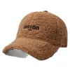 Nueva gorra de béisbol cálida de felpa de lana de cordero versátil de otoño e invierno estilo coreano con bordado en inglés, hace que la cara se vea más pequeña, gorra de béisbol engrosada