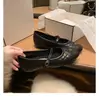Versión de Piel de Oveja~2025 Nuevos Zapatos Mary Jane Versátiles con Hebilla Dorada Flor de Camelia Acolchados Estilo Chanel Bloques de Color que Aumentan la Altura para Mujer