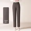 Nova coleção de outono de calças de corte reto para mulheres de meia-idade e idosas, com cintura alta, caimento solto, efeito emagrecedor, cós elástico e um estilo relaxado e casual na cor café.