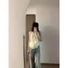 Jeans casuales de campana con diseño rasgado en azul claro, modernos y versátiles, aptos para petite, pantalones de mezclilla ligeramente acampanados, ropa cómoda para mujer de cintura alta