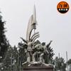 Escultura de Acero Inoxidable Tema Rojo Escultura Grupal de Figuras de Espejo Escultura Metálica Grande Fabricación Paisaje de Plaza al Aire Libre