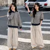 Sudadera Rayada Estilo Retro de Hong Kong para Niñas, Tallas Mediana y Grande para Niños, Nuevo Estilo Primavera y Otoño, Estilo Holgado Relajado, Conjunto de Camiseta de Manga Larga con Cuello Redondo