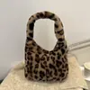 Popular Bolso de Axila Peludo Lindo para Otoño e Invierno para Mujer 2025 Nuevo de Moda Estilo Coreano Patrón de Vaca Bolso de Hombro de Felpa para Mujer