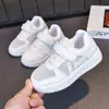 Zapatos Blancos para Niños Zapatos Deportivos para Niñas Primavera/Verano 2026 Nuevos Zapatos de Malla Transpirables Estudiante Antideslizantes Zapatos de Patineta Especiales para la Escuela