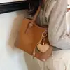 Bolsa de Camurça com Flocagem Feminina 2026 Nova Outono Retrô Gorpcore Bolsa Tote para o Dia a Dia Grande Capacidade Bolsa de Ombro Único tipo Balde