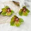 Cabeza de Orquídea Cymbidium Simulada Accesorios Táctiles Pasador Recuerdo de Boda Diseño de Fondo Arreglo Floral DIY Fabricante Mayorista