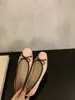 Primeiro Encontro Sapatos Baixos Quadrados de Camurça Estilo Retro Francês Sazonais para Mulheres 2026 Novos Sapatilhas Slip-On com Laço