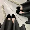 Sapatos rasos vermelhos com laço francês sapatos de leite outono e inverno slip-on sapatos preguiçosos sapatos de salto baixo delicados sapatos femininos retrô