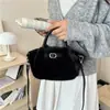 Bolsas de pelúcia populares para mulheres no outono e inverno de 2026, nova bolsa transversal com cinto da moda, bolsa de mão peluda, bolsa tote pequena