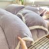 Juego de Cuatro Piezas de Terciopelo de Leche Tallado Clase A Nuevo Invierno 2025 Funda de Edredón Gruesa de Gama Alta Sábana de Cama de Terciopelo Coral Ropa de Cama 3