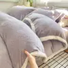 Juego de Cama de Cuatro Piezas de Terciopelo de Leche con Patrón Tallado Clase A 2026 Nuevo Invierno Grosor Alto Funda Nórdica Sábana Ajustada de Coral Fleece Juego de Cama 3