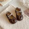 Zapatos de Cuero con Lazo de Perlas para Bebés y Niñas Pequeñas Moda 2026 Nuevo Estilo Primavera/Otoño Zapatos Caminadores Elegantes para Niñas Suela Suave