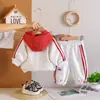 Traje de Primavera y Otoño para Niños Niños 2026 Nuevo Elegante Ropa de Bebé Conjunto de Dos Piezas con Capucha de Manga Larga Guapo para Niños Moderno