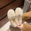 Novos sapatos slip-on com enfeites de strass 2026, mocassins femininos de bico fino, calçados de pelúcia para uso externo outono e inverno, sapatos de algodão com forro de fleece
