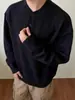 Suéter Henley estilo americano gris para hombre, colección otoño/invierno, casual y elegante, con un look sofisticado, perfecto como capa interior o exterior