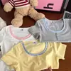 Camiseta Xadrez Color Block de Manga Curta Estilo Menina Doce para Mulheres, Novo Design de Verão com Patchwork Único, Corte Justo, Top Curto Chique e Deslumbrante com Ombros Normais