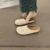 Medias zapatillas cerradas de estilo francés versátiles con diseño calado para el hogar para mujer, nuevas sandalias planas transpirables de verano para exteriores