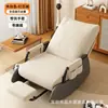 Silla mecedora de tela con bloques de color simples y reposapiés retráctil, perfecta para relajarse en casa durante una siesta a mediodía. Silla de ocio individual