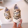 Zapatos de Lona para Niños 2025 Primavera y Otoño Nuevo Estilo Niños Pequeños y Medianos Zapatos Casuales para Bebé Niños y Niñas Zapatos Blancos Zapatos de Tablero para Jardín de Niños