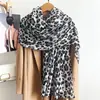 Pañuelo de seda estampado de leopardo, chal de algodón y lino, prenda exterior para mujer, nueva moda principios de otoño 2026, versátil, bufanda de cuello de alta gama