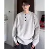 Suéter Henley Retro Americano Novo para Homens 2026, Estilo Casual de Inverno com Etiqueta de Couro nas Costas, Jaqueta de Tricô