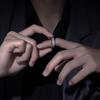 Anillo de patrón de rima de explosión de sonido para hombre, versión de moda de lujo ligero, sentido de alta gama, anillo versátil de temperamento y personalidad para mujer, generación de venta al por mayor