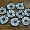Botones de concha de nácar natural con un patrón floral azul, utilizados como adornos de alta gama, estilo vintage, para prendas de punto, camisas, vestidos y otros artículos de vestir.