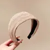 Faixa de Cabeça Colorida Plissada de Aba Larga para Mulheres Verão 2026 Novo Estilo, Cobre a Linha do Cabelo, Coroa Alta, Faixa de Cabeça Scrunchie, Faz o Rosto Parecer Menor, Presilha de Cabelo