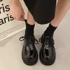 Sapatos pretos de couro com sola grossa e forro de fleece, novos para 2026, outono e inverno, versáteis, estilo britânico, com cadarço, plataforma, mocassins para mulheres
