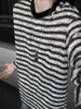 Camiseta retro de estilo Old Money con rayas retorcidas plisadas, cuello redondo, corte holgado y manga larga, una prenda casual de verano moderna y versátil para hombre, que ofrece transpirabilidad